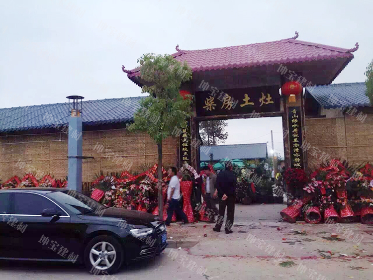 樂(lè )山農家樂(lè )蓋上樹(shù)脂琉璃瓦 讓房屋和生意都重獲新生
