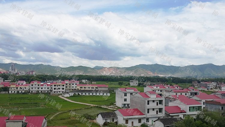 民居蓋上環(huán)保合成樹(shù)脂瓦